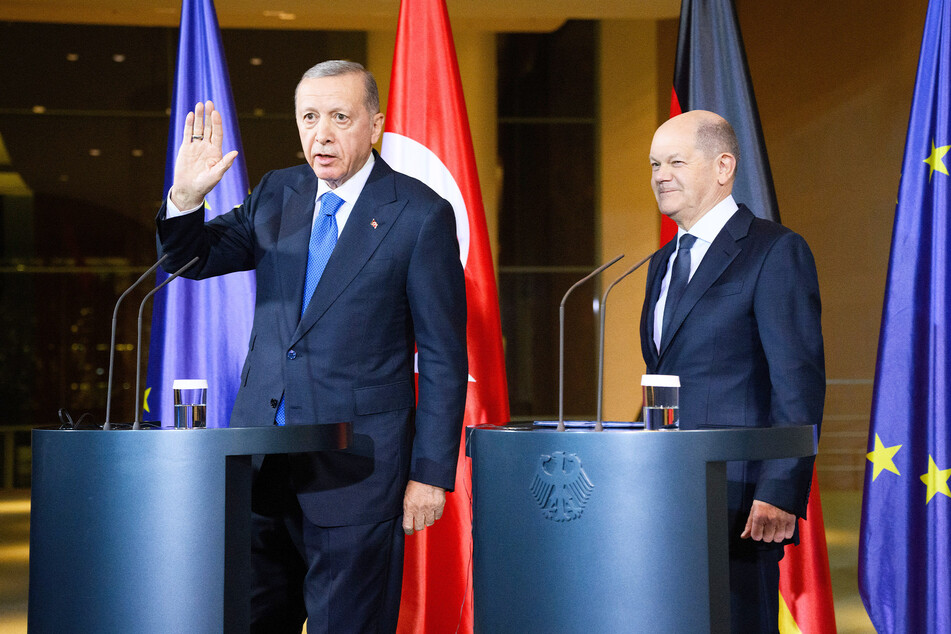 Türken-Präsident Recep Tayyip Erdogan (69, l.) war am heutigen Freitag zu Besuch bei Bundeskanzler Olaf Scholz (65, SPD).