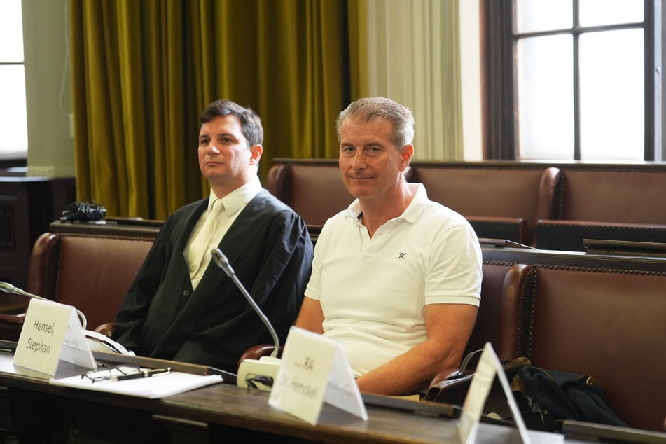 Stephan Hensel (51, r.), Ex-Ehemann und Vater der Kinder von Block, mit seinem Anwalt Philip von der Meden, Vertreter der Nebenklage, im Gerichtssaal während des Prozesses wegen mutmaßlicher Kindesentführung im Landgericht Hamburg.
