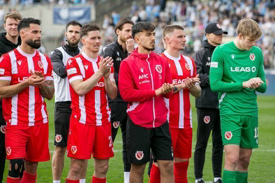 Jung-Keeper Karl Pischon (21, in roter Jacke) verlässt Energie Cottbus und wechselt zum VFC Plauen.