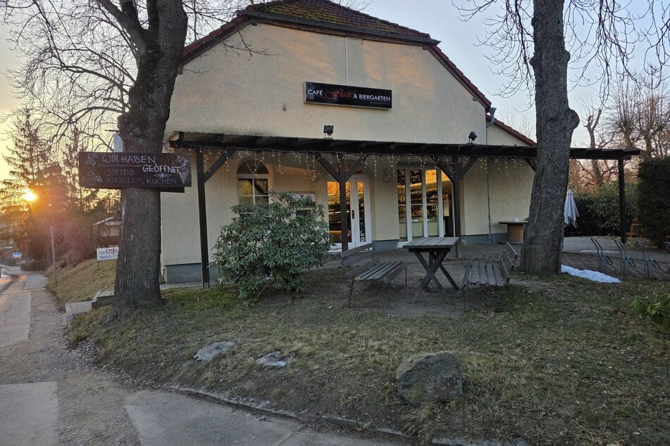 Schock vor Biergarten: Diebe sprengen Zigarettenautomaten in die Luft und fliehen mit Beute