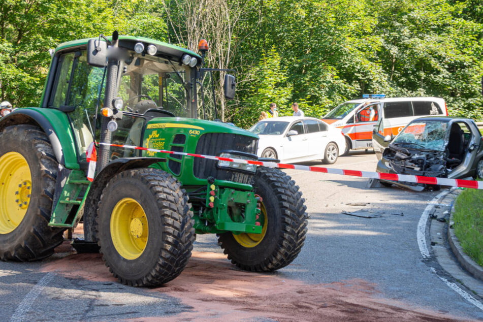 Der Traktor stieß mit dem Smart zusammen.
