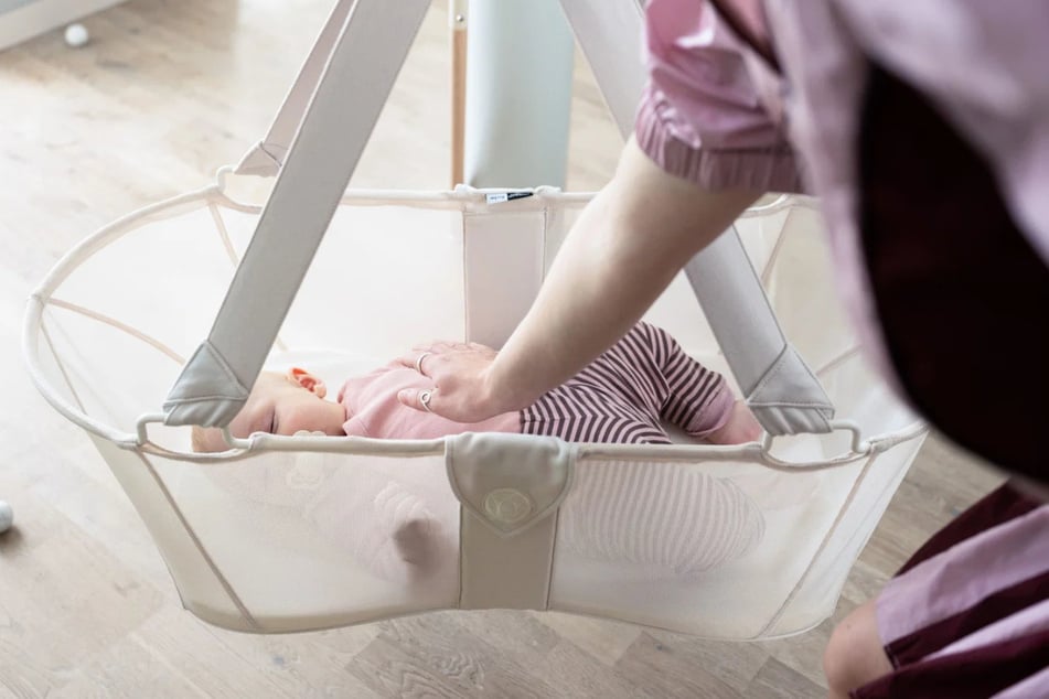 Diese Federwiege soll Babys das Gefühl von Geborgenheit geben