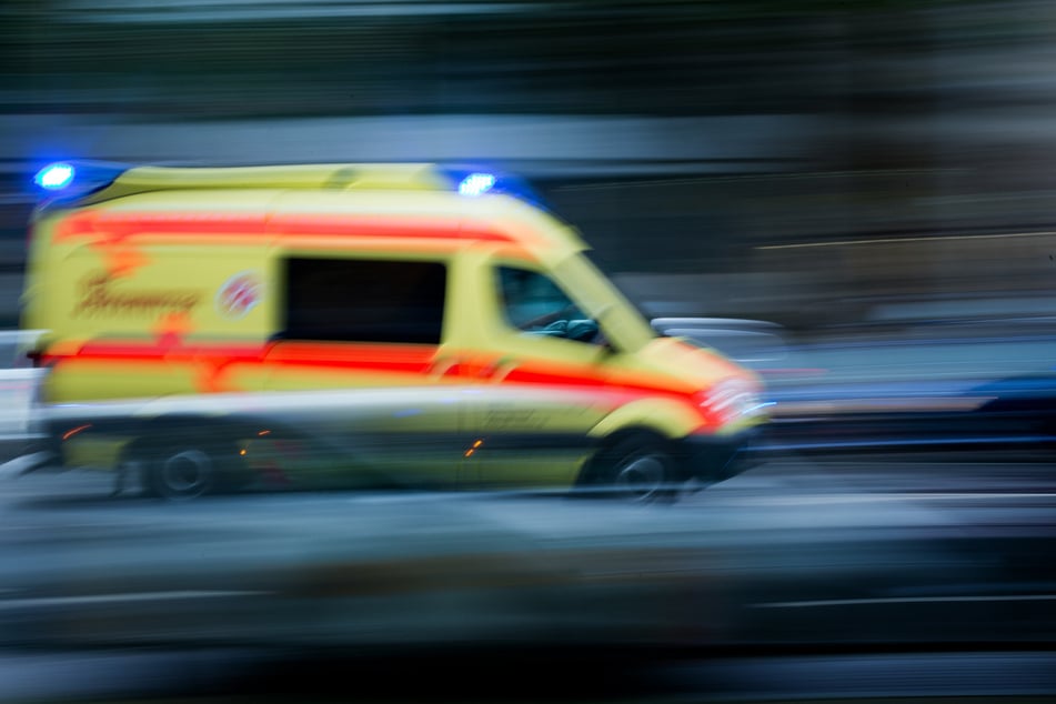 Eine Autofahrerin (50) wurde bei einem Zusammenstoß auf der A72 bei Rötha schwer verletzt. (Symbolbild)