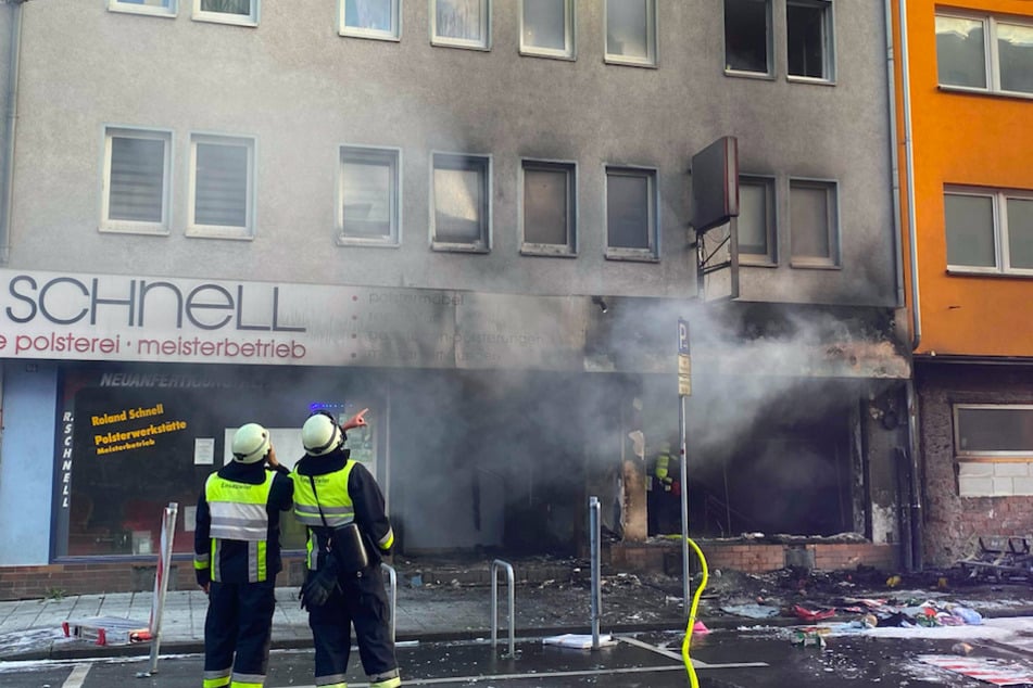 Das Geschäft in Nürnberg brennt völlig aus.