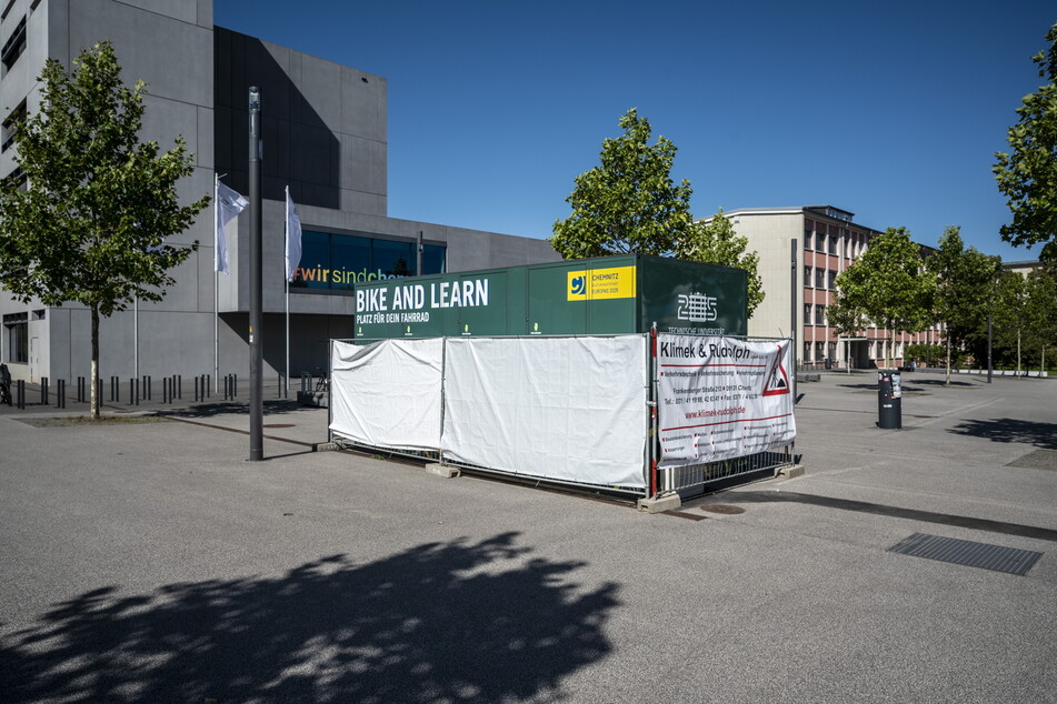 Vor dem Hörsaalzentrum der TU Chemnitz an der Reichenhainer Straße befindet sich auch eine Fahrradbox.