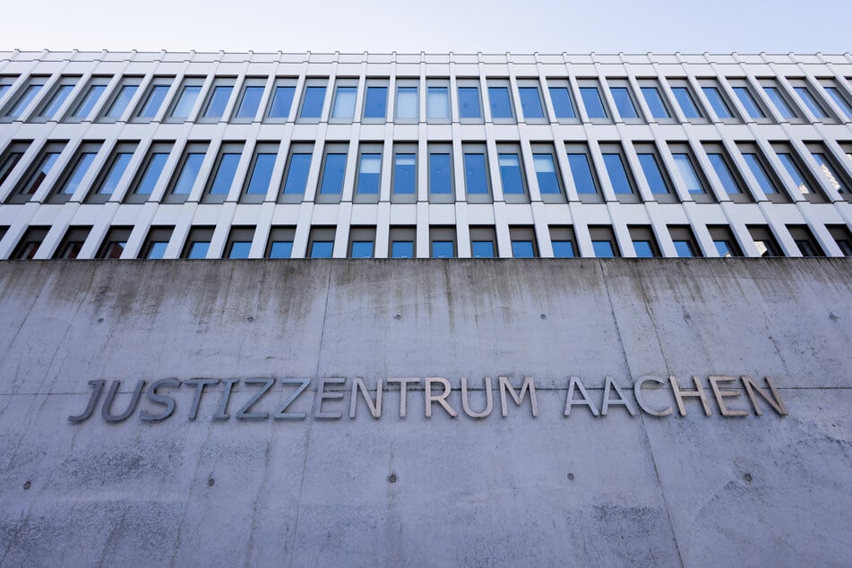 Das Aachener Landgericht verurteilt den Krankenpfleger wegen des Mordes an zehn Patienten zu einer lebenslangen Freiheitsstrafe.