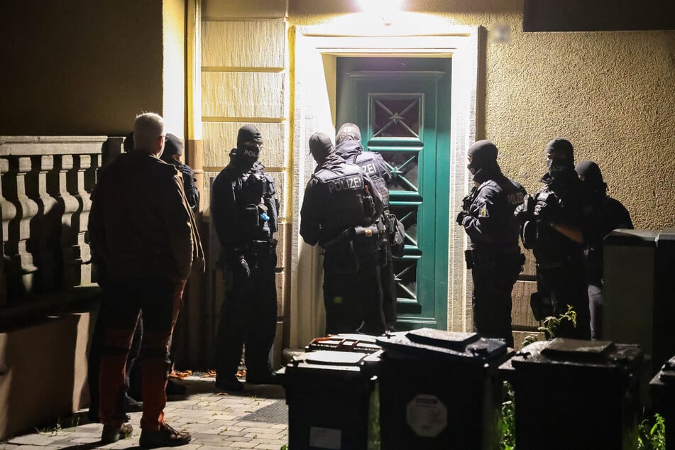 In den Morgenstunden führte die Polizei in Wuppertal eine Razzia durch, vermutlich im Zusammenhang mit Schleuser-Kriminalität.