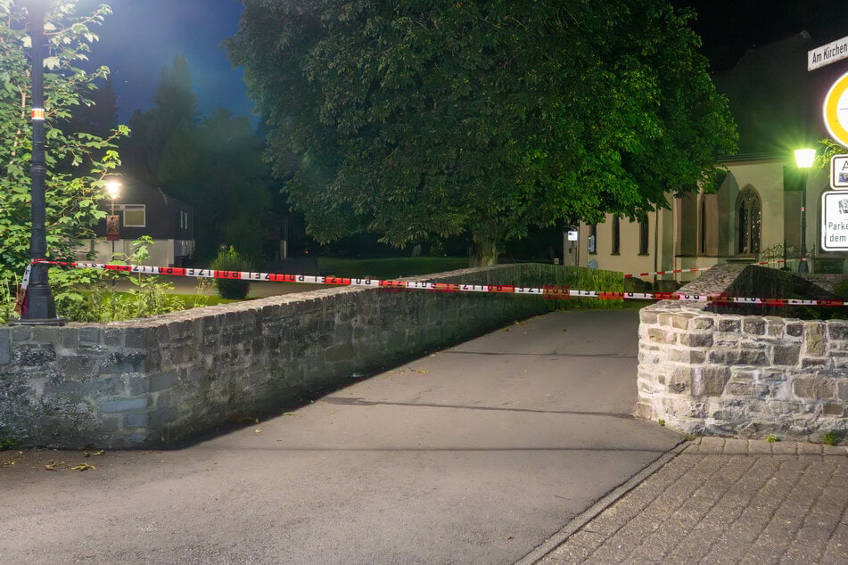Unter dieser Brücke wurde die 21-Jährige am Mittwochabend in der Gemeinde Hellenthal im Kreis Euskirchen schwer verletzt aufgefunden.