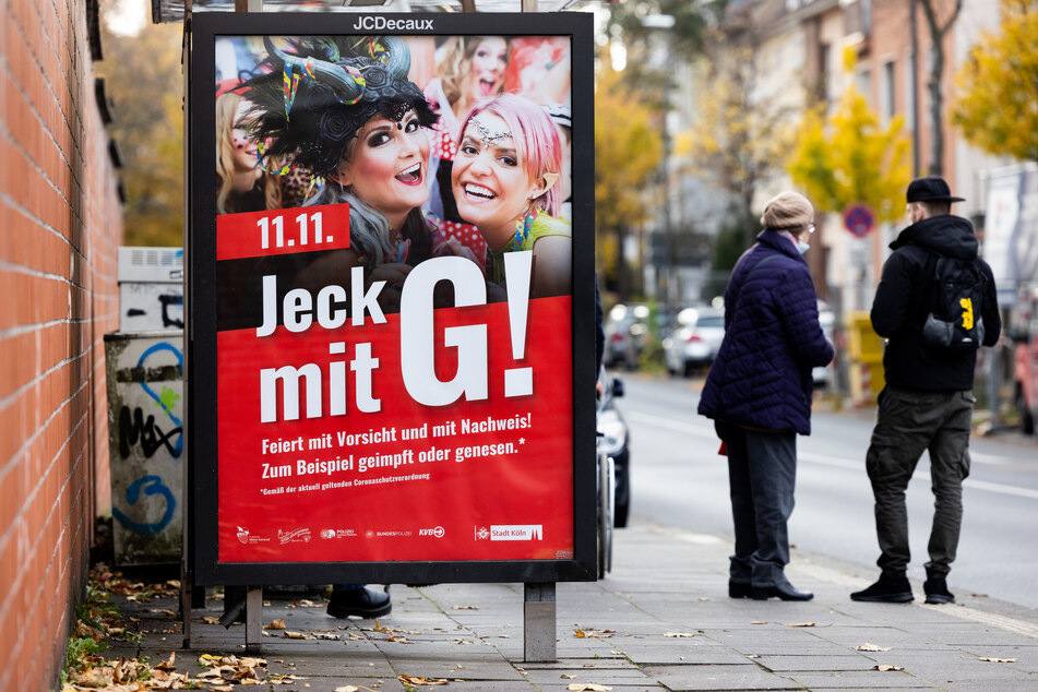 Ein Plakat mit der Aufschrift "11.11. Jeck mit G!" hängt in Köln an einer Bushaltestelle.