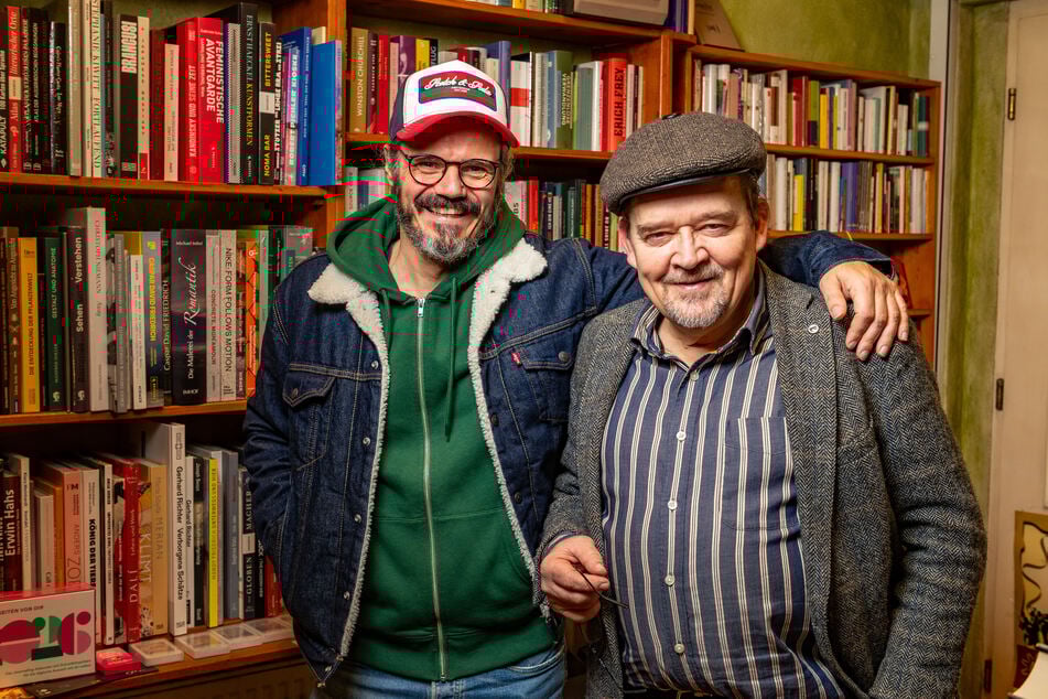 Der Dresdner Schriftsteller Frank Goldammer (51, l.) und Jörg Stübing (61) pflegen seit Jahrzehnten eine enge Freundschaft und teilen ihre Bücher-Liebe.