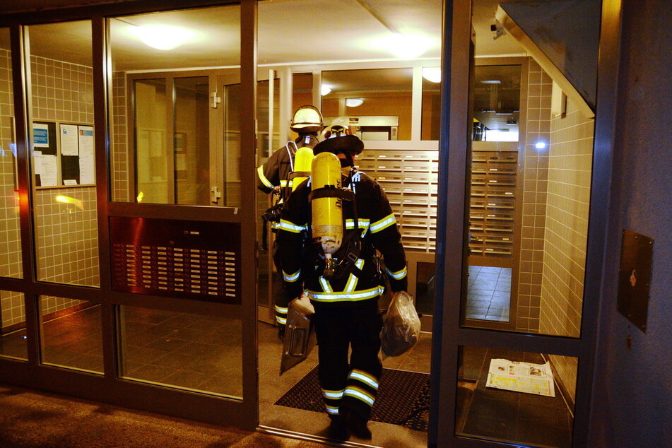 Feuerwehrleute am Einsatzort in Hamburg-Jenfeld.