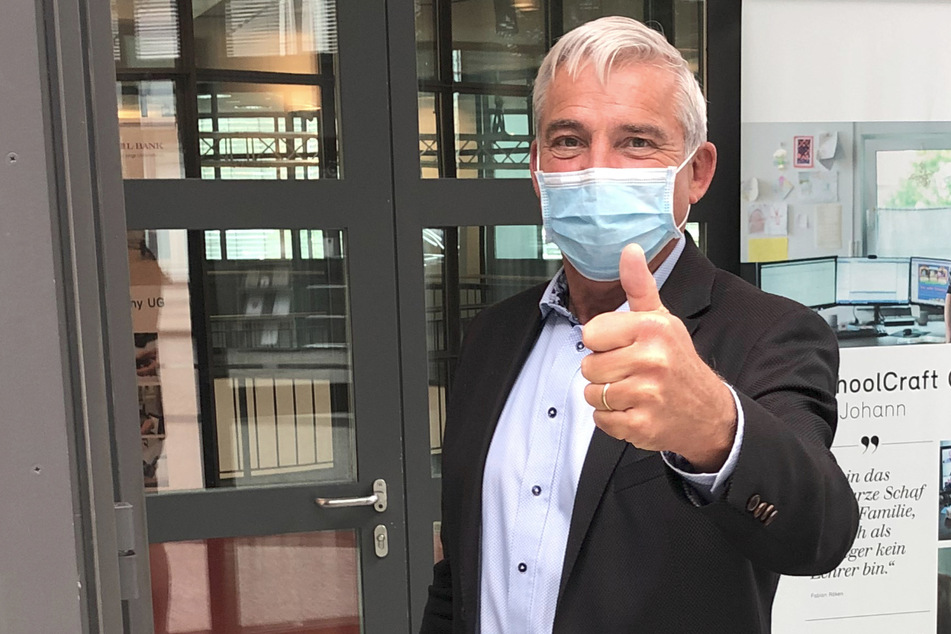 Thomas Strobl, CDU-Landeschef und Innenminister von Baden-Württemberg, zeigt am Samstag mit dem Daumen nach oben, nachdem die Verhandlungsgruppen von Bündnis 90/Die Grünen und CDU in Baden-Württemberg die Koalitionsverhandlungen abgeschlossen haben.