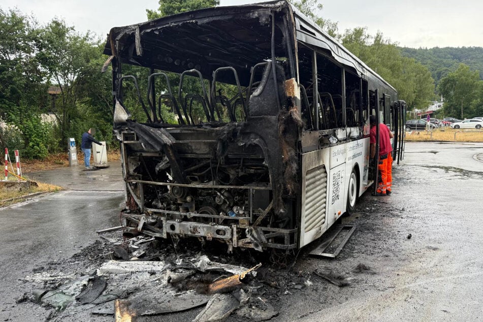 Nach dem Brand blieb vom Bus nur noch ein Gerippe übrig.