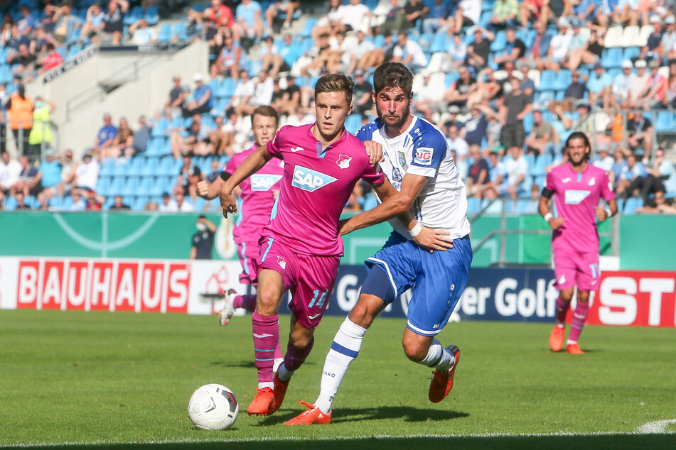Christoph Baumgartner (links, Hoffenheim) und CFC-Abwehrspieler Niklas Hoheneder im Zweikampf.