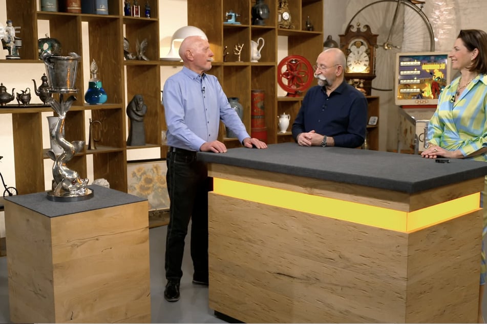 Klaus Kobusch (83, l.) aus Bielefeld möchte bei "Bares für Rares" ein Fundstück vom Flohmarkt zu Geld machen.