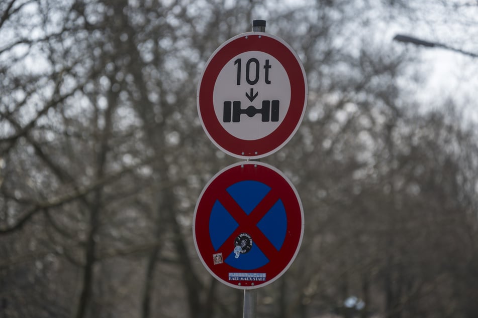 In der Schlossteichstraße steht ein Verbotsschild für schwere Laster.