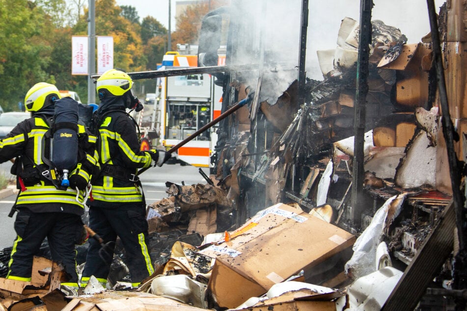 Ein mit Holz, Papier und Metallteilen beladener Lastwagen stand am Freitag in Fulda in Flammen.