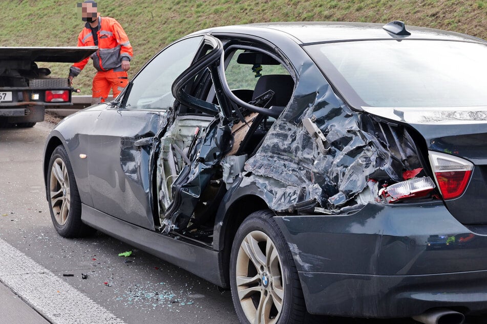 Unfall A4: Crash nach Panne auf A4: BMW hält auf Standstreifen, Laster streift das Auto