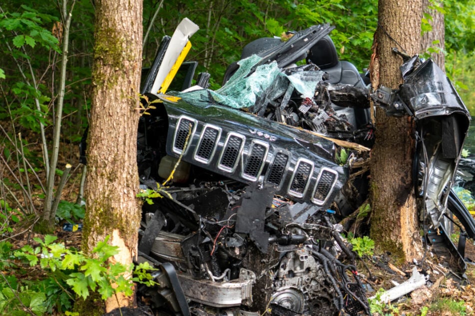 Horror-Unfall im Norden: Jeep kracht gegen Baum und wird völlig zerstört