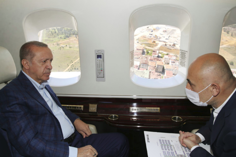 İstanbul: Recep Tayyip Erdogan (r), Präsident der Türkei, fliegt mit dem Präsidentenhubschrauber über das Istanbuler Ikitelli Basaksehir-Stadtkrankenhaus und andere medizinische Einrichtungen, die im Bezirk Sancaktepe als Maßnahmen zur Eindämmung des Coronavirus gebaut werden.