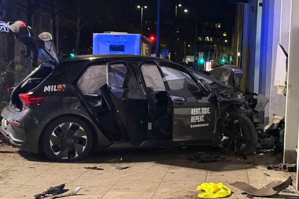 Das Carsharing-Auto krachte frontal gegen eine Hauswand und wurde im vorderen Bereich völlig zerstört.