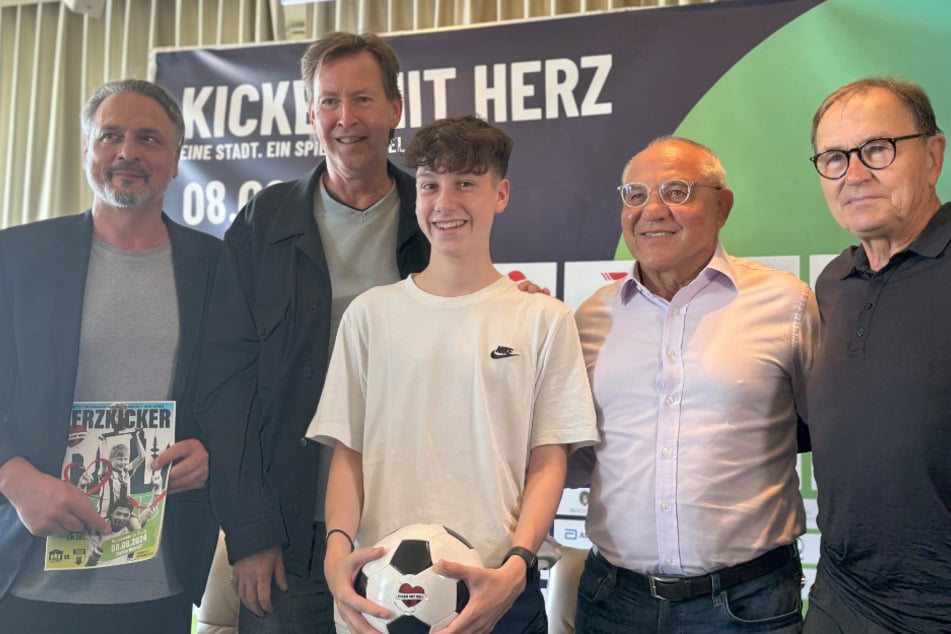 V.l.n.r.: Initiator Prof. Dr. Thomas Mir (57), Moderator Lou Richter (62), Herzpatient Paul, Hamburg Allstars Coach Felix Magath (71) und Placebo Kickers Trainer Ewald Lienen (70) bei der Pressekonferenz vergangenen Donnerstag.