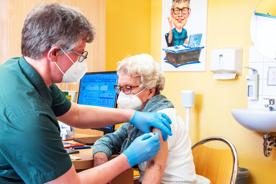 In seiner Hausarztpraxis impft Stefan Zutz eine 95-Jährige mit dem Corona-Impfstoff AstraZeneca. Bislang darf er das nur innerhalb eines Modellprojektes.