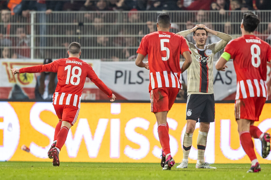 Jubel bei Union, Enttäuschung bei Ajax: Berlins Josip Juranovic (l.) feiert seinem Treffer zum 2:0.