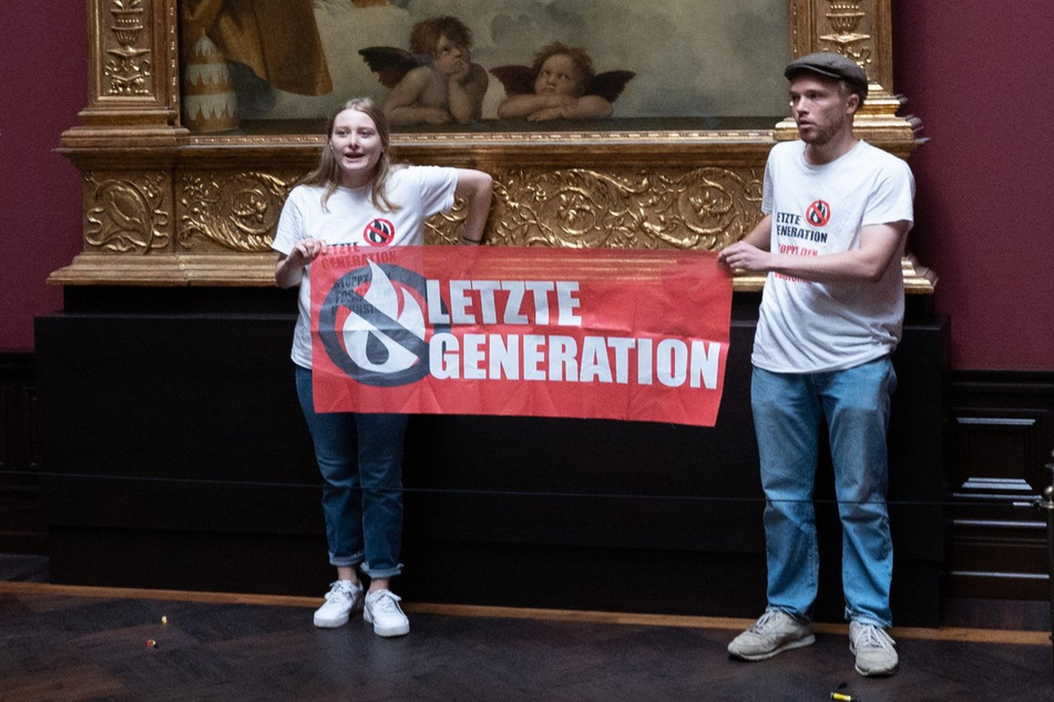 Zwei Aktivisten der Gruppe "Letzte Generation" hatten sich im August 2022 in der Gemäldegalerie Alte Meister an Raffaels "Sixtinische Madonna" geklebt.
