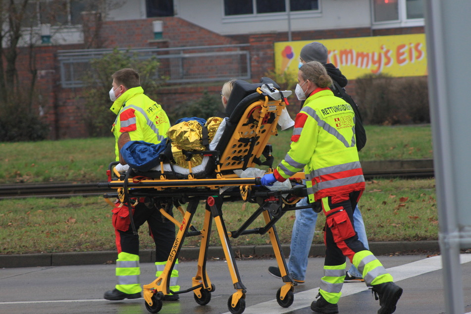 Rettungskräfte kümmerten sich nach dem Unfall um die Verletzten.