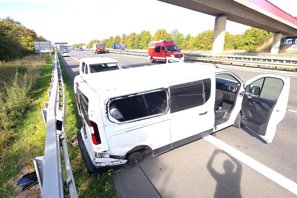 Auslöser des Unfalls war vermutlich der geplatzte Reifen eines Transporters.