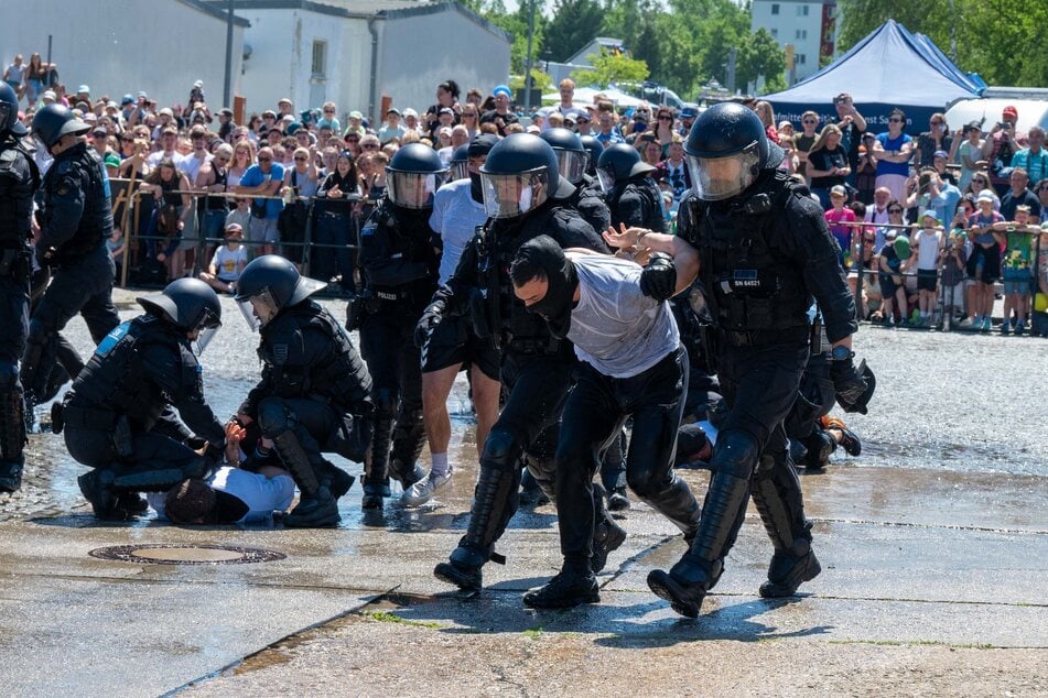 Einsatzeinheiten führten vor, wie sie im Ernstfall agieren.