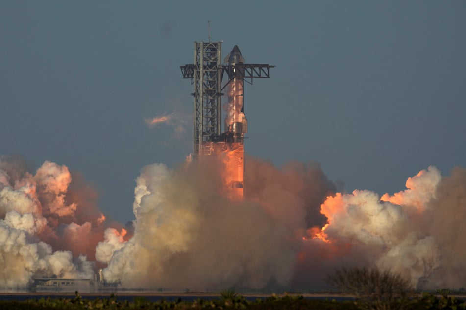 Teile der in Texas gestarteten Rakete verglühten am Himmel.