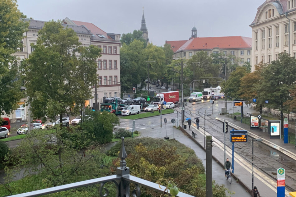 Die Haltestellen sind wie leergefegt, die Leipziger steigen auf das Auto oder mutig auf das Fahrrad um.