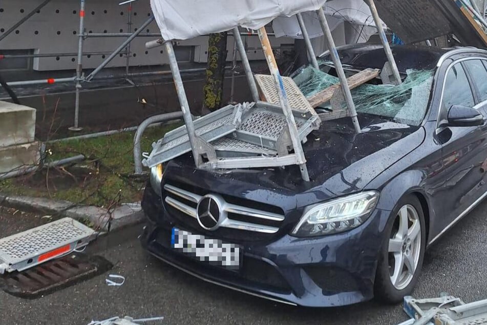 München: Autofahrer fast von Gerüst aufgespießt! Streben rammen sich wegen Sturm durch Windschutzscheibe