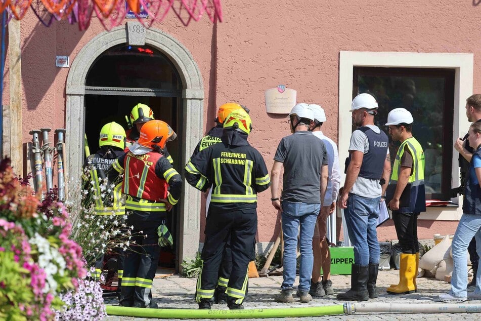 Einsatzkräfte beraten sich an der Einsturzstelle in Schärding.