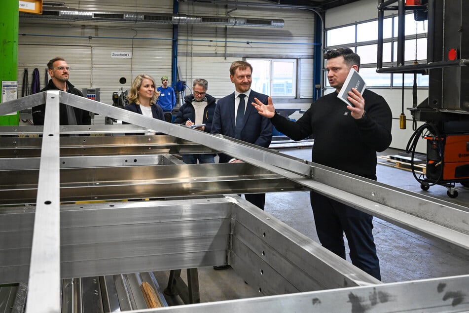 Sachsens Ministerpräsident Michael Kretschmer (50, CDU, 2.v.r.) mit Geschäftsführer Sebastian Lucas-Delaval (36, r.) bei einem Betriebsrundgang vor einigen Wochen.