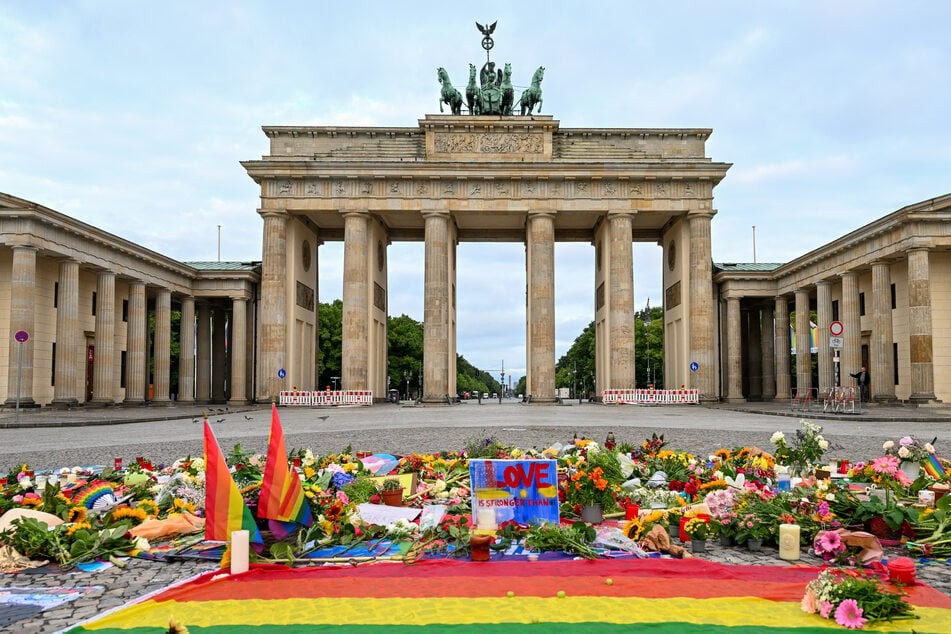 Hunderte legten erneut Blumen am Brandenburger Tor nieder.