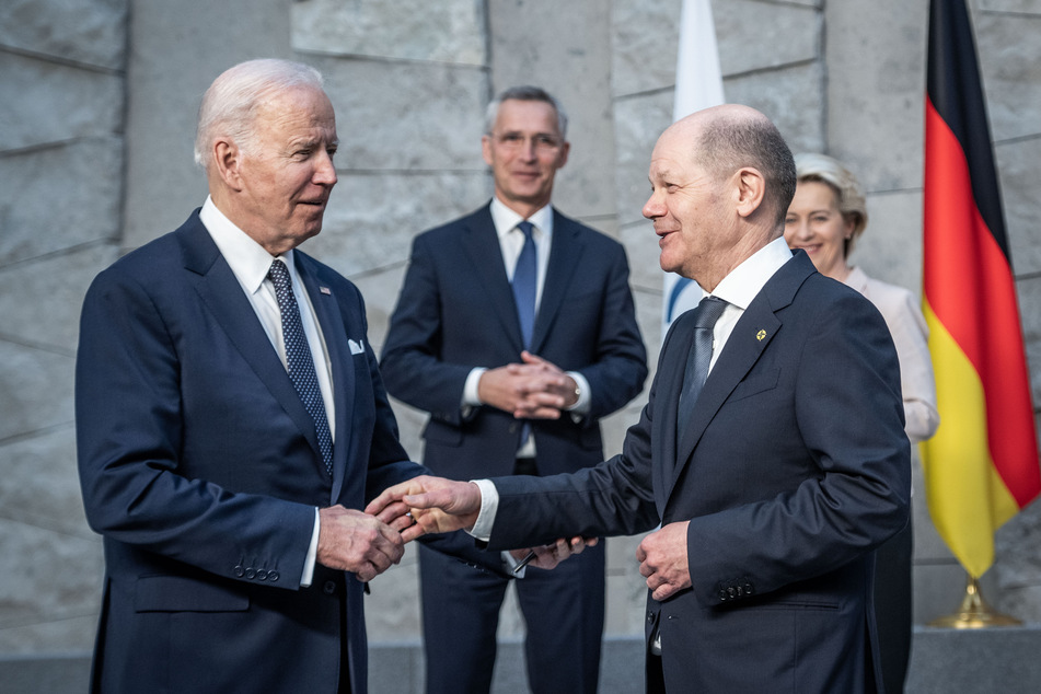 US-Präsident Joe Biden (79, l., hier beim Handschlag mit Bundeskanzler Olaf Scholz) ist von der Stärke der Nato überzeugt.