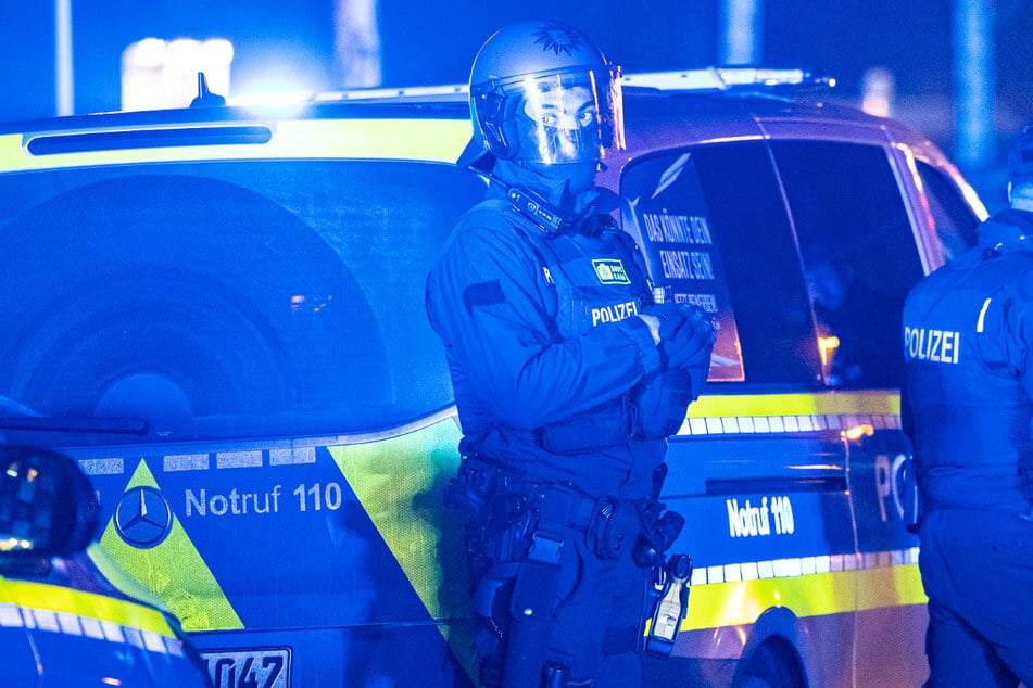 Neben der Feuerwehr war auch die Polizei mit zahlreichen Kräften in Südhessen im Einsatz, unter anderem, um die Feuerwehrleute vor Attacken mit Böllern zu beschützen.