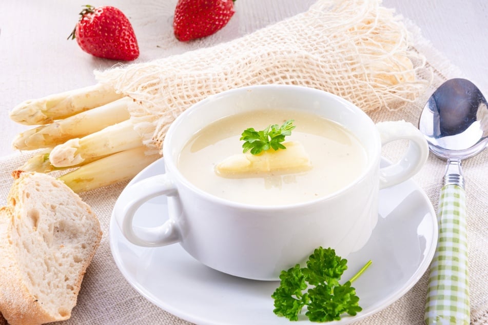 Spargelcremesuppe mit frischem weißen Spargel ist gesund und ein Genuss!