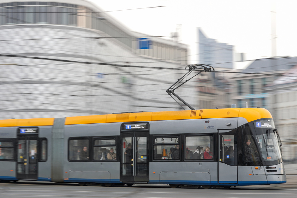 Eine neue XL-Straßenbahn des Herstellers Solaris der Leipziger Verkehrsbetriebe (LVB) fährt über den Innenstadtring.