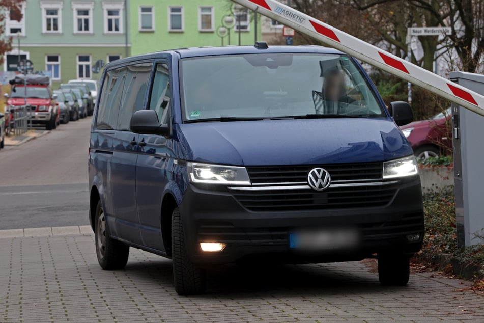 Am 3. Dezember wurde der Haftbefehl bestätigt. Die Verdächtige wurde mit einem Fahrzeug der Justizvollzugsanstalt zum Amtsgericht gebracht.