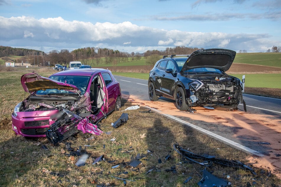 Am Donnerstagnachmittag krachten auf der B101 bei Annaberg-Buchholz zwei Autos frontal zusammen. Die Bundesstraße wurde gesperrt.