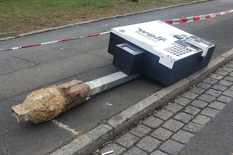 Im Stadtteil Leuben hat eine vierköpfige Bande versucht, einen kompletten Zigarettenautomaten zu stehlen.