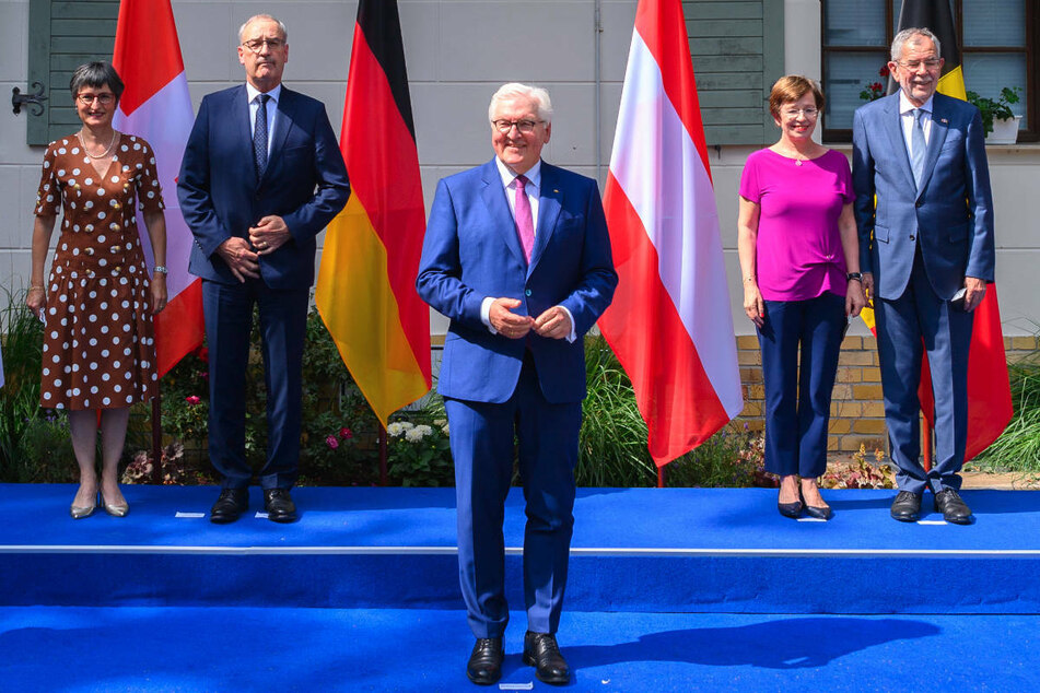 Bundespräsident Frank-Walter Steinmeier (65, M.) steht neben dem Schweizer Bundespräsidenten Guy Parmelin (2. v.l.) und dessen Ehefrau Caroline (l.) sowie dem österreichischen Bundespräsidenten Alexander Van der Bellen (r.) und dessen Ehefrau Doris Schmidauer.