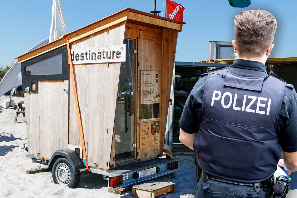 Eine mobile Strandsauna steht auf einem Autoanhänger an einem Strand (Symbolbild).