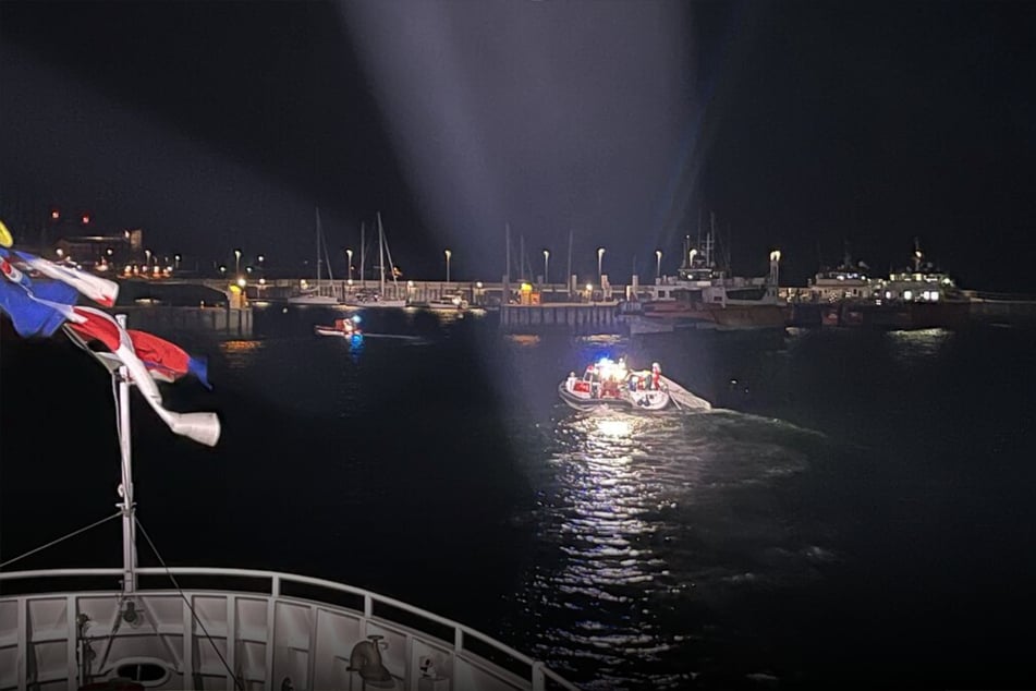 Das Segelschiff wurde in den Hafen abgeschleppt.
