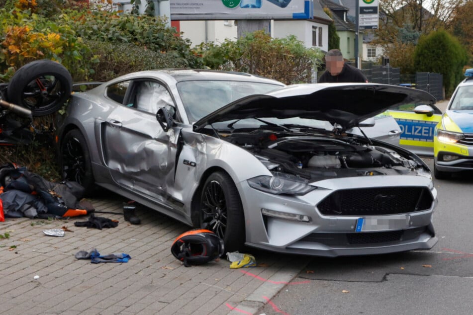 An beiden Fahrzeugen entstand ein hoher Sachschaden.