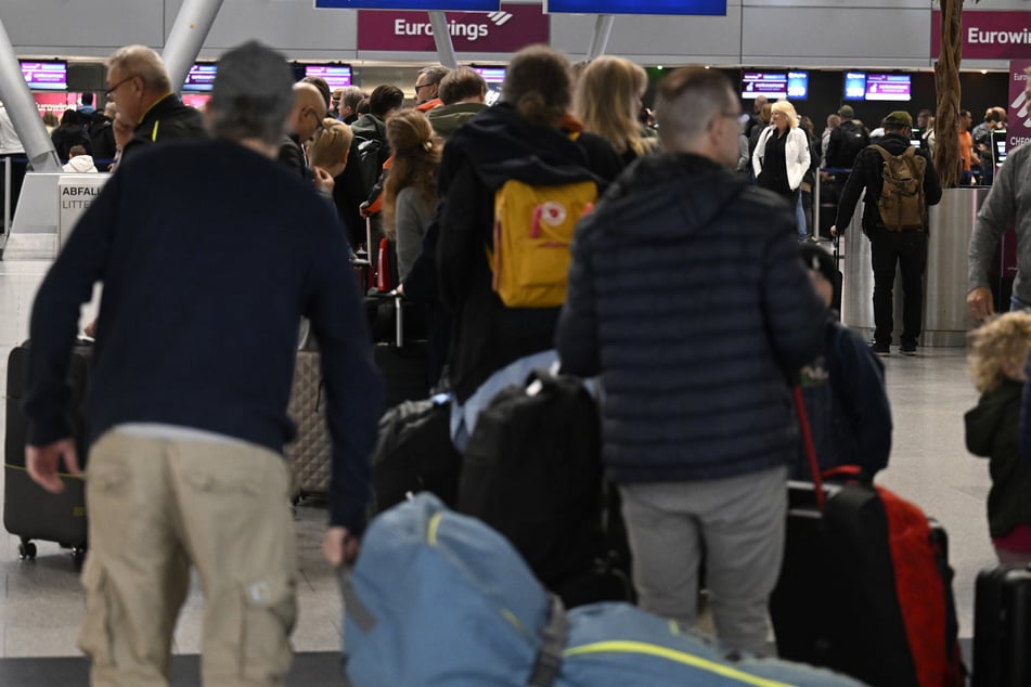 Um dem tristen Herbstwetter in NRW über die Ferien zu entkommen, starteten an diesem Wochenende zahlreiche Menschen in ihren Herbsturlaub.